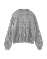 Damen nan oversize Strickcardigan mit Zopfmuster und Sternapplikationen V-Ausschnitt Knopfleiste Drune in Grau