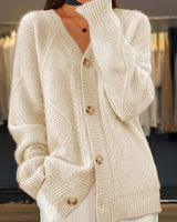 Damen nan oversized Strickcardigan mit Zopfmuster, V‑Ausschnitt und großen Knöpfen Drune in Apricot