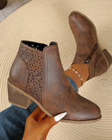 Damen nan knöchelhohe Stiefelette mit Laser-Cut-Perforation, seitlichem Reißverschluss und mittelhohem Blockabsatz Drune in Tiefbraun