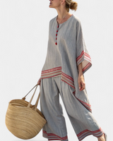 Rossella – asymmetrische Bluse und weite ethnische Hosen in Gestreiftes Rot