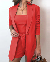 Damen nan tailliertes Blazer-Shorts Set mit Bandeau Top und Bindegürtel Drune in Rot