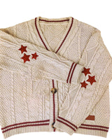Damen nan oversized Zopfmuster-Cardigan mit V-Ausschnitt, Knopfleiste und Sternapplikationen Drune in Aprikosenrot