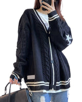 Damen nan oversized Zopfmuster-Cardigan mit V-Ausschnitt, Knopfleiste und Sternapplikationen Drune in Schwarz