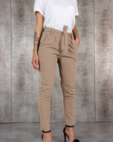 Damen nan taillierte Paperbag-Hose mit Bindegürtel und schmalem Bein Drune in Khaki