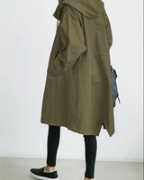 Edith | Damen langer Streetcoat mit Knopfleiste in Armeegrün
