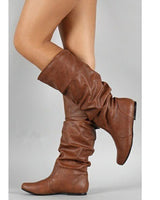Damen nan lässige Slouch-Stiefel mit weichem Schaft, gerafftem Design und flacher Komfortsohle Drune in Braun