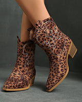 Damen nan Kurzschaft‑Westernboot mit dekorativer Stickerei, eckigem Blockabsatz und weichem Veloursfinish Drune in Leopardenmuster