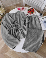 Damen nan gestreiftes Leinenähnliches Homewear-Set mit gerafftem Tunnelzugoberteil und elastischer Bundhose Drune in Schwarz