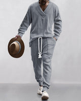 Herren nan gestricktes Lounge-Set mit V-Ausschnitt, Kabelstruktur und Kordelzug-Jogginghose Drune in Hellgrau