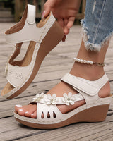 Tinaya – Sandalen Mit Keilabsatz Und Blumenmuster in Weiß