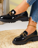 Damen nan lackierte Loafer mit profilierter Traktorsohle und goldener Zierkette Drune in Schwarz