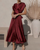 Quinlan  |  Elegantes Midikleid aus Satin in Rot