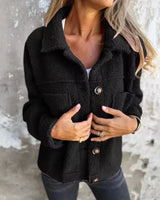Tirina - Teddyjacke mit Knopfverschluss in Schwarz