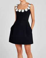 Bellaflora™-Kleid mit Floralen Applikationen am Ausschnitt und Eleganter Passform in Schwarz mit weißen Blumenmustern