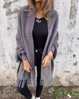 Valmonté™ Mantel im Poncho-Stil aus Weichem Garn mit Fransen und Handgearbeitetem Finish / Die Sanftheit des Winters trifft auf Französische Eleganz! in Grau