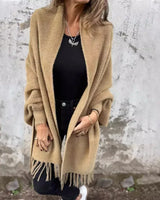Valmonté™ Mantel im Poncho-Stil aus Weichem Garn mit Fransen und Handgearbeitetem Finish / Die Sanftheit des Winters trifft auf Französische Eleganz! in Kamel