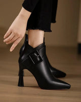 Jennyfer - Stiefeletten Mit Schnalle in Schwarz