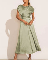 Quinlan  |  Elegantes Midikleid aus Satin in Mintgrün