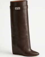 Felicia | Damen Elegante Stiefel mit Keilabsatz und spitzer Schuhspitze in Braun