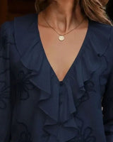 Anneliese™ Bluse mit V-Ausschnitt, Frontvolants und floraler Stickerei in Dunkelblau
