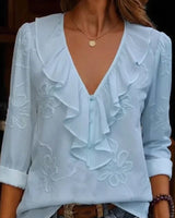 Anneliese™ Bluse mit V-Ausschnitt, Frontvolants und floraler Stickerei in Hellblau