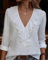 Anneliese™ Bluse mit V-Ausschnitt, Frontvolants und floraler Stickerei in Weiß