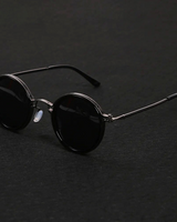 Mette | Zeitlose Runde Sonnenbrille in Schwarz / Schwarz