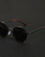 Mette | Zeitlose Runde Sonnenbrille in Orange / Schwarz