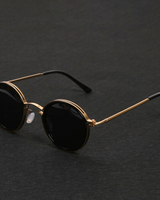 Mette | Zeitlose Runde Sonnenbrille in Gold / Schwarz