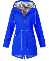 LEONORE – Der elegante und wasserdichte Damen-Regenmantel in Blau