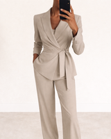 Aliona – Set Aus Wickel Blazer Und Hose in Beige