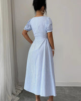 Damen gestreiftes Kleid mit Quadratausschnitt Puffärmeln und Rückenband in Himmelblau