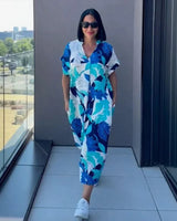 Gayathri - Schickes Maxi Kleid Mit Blumenmuster Und V-Ausschnitt in Blau