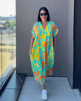 Gayathri - Schickes Maxi Kleid Mit Blumenmuster Und V-Ausschnitt in Gelb