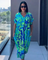 Oceania™ Viskose-Kleid mit weitem Schnitt und tropischem Print / Das Kleidungsstück, das Komfort und mühelose Schönheit vereint! in Intensives Grün mit Blau
