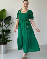 Bella™-Kleid aus strukturierter Viskose mit Prinzessinnenärmeln / Leichtigkeit, Charme und Feminität in jeder Bewegung in Grün