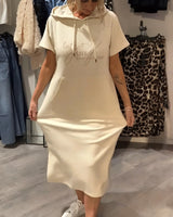 Nora™ Kleid mit Kapuze und funktionaler Fronttasche in Beige