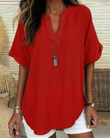 Maya™ Bluse mit Zart Gerundetem Saum und V-Ausschnitt mit Cut-out in Rot