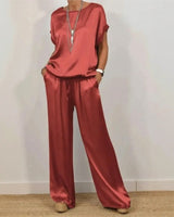 Aurelle™ Set mit fließender Silhouette und satinierter Haptik in Rot