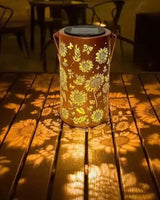 Sonnenschein™ Solar-Laterne mit Blumenprojektion und Wasserbeständigkeit in Gold