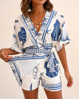 Azzurine™ Skort-Jumpsuit Mit Wickeloptik, Seitlicher Bindung Und Exklusivem Mediterranem Print in Blau
