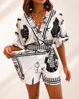 Azzurine™ Skort-Jumpsuit Mit Wickeloptik, Seitlicher Bindung Und Exklusivem Mediterranem Print in Schwarz