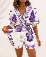 Azzurine™ Skort-Jumpsuit Mit Wickeloptik, Seitlicher Bindung Und Exklusivem Mediterranem Print in Lila