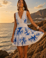 Matea – Bedrucktes Minikleid MIT V-Ausschnitt Und Spitzenbesatz in Blau