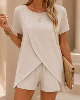 Zweiteiler Lenora™ mit überlappendem Oberteil und locker fallender Shorts in Beige