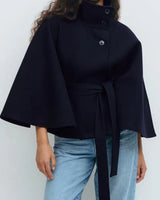 Felicia | Damen Frühjahrs Cape-Mantel mit Gürtel und Stehkragen in Marineblau