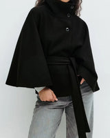 Felicia | Damen Frühjahrs Cape-Mantel mit Gürtel und Stehkragen in Schwarz