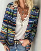 Celena | Bunte Damen-Strickjacke mit Print – Ein lebendiger Cardigan für einen stilvollen Look in Blau