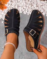 Alvena – Flache Sandalen mit Geschlossener Zehenpartie Ausschnitt Und Schnalle in Schwarz