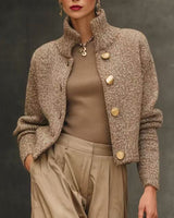 Kurze Damenstrickjacke mit hohem Kragen und Knopfverschluss - Elsbeth in Khaki